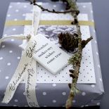 Prezenty naturalnie ozdobią jemioła, cynamon, szyszki i gałązki.