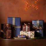 Efektowne pakowanie prezentów: papier ozdobny przewiąż elegancką wstążką lub atłasową tasiemką.