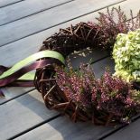 Jak zrobić jesienną dekorację z wrzosów? Wrzos posadzony w prowansalskiej doniczce nie bez powodu nazywany