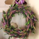 Jak zrobić jesienną dekorację z wrzosów? Wrzos posadzony w prowansalskiej doniczce nie bez powodu nazywany