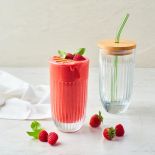 Szklanka z bambusową pokrywą na koktajle