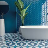 jak ułożyć płytki na ścianie w łazience