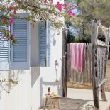 W domu jest łazienka z prysznicem i wbudowaną w posadzkę wanną, ale rano kolejka stoi do tej na zewnątrz,