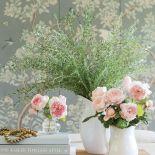 PANELE W SALONIE OBITE ZOSTAŁY TAPETĄ GRACIE ZA NIMI UKRYTO TELEWIZOR PODUCHY ROZETY Z PIASKOWCA WŁAŚCICIELE KUPILI W BELGII