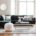 zielona sofa w salonie