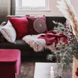 czerwone dodatki do salonu