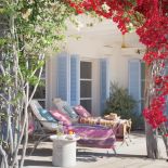 Ariadna całe dnie spędza wdychając zapach rozmarynu rosnącego na zboczach. Werand ma przy domu tyle, że z każdego pokoju