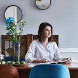 W tej warszawskiej kamienicy Joanna ma wszystko, o czym marzyła – balkon, piec i obraz, który umeblował jej dom,