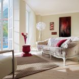 Jaką kanapę wybrać do salonu? Przede wszystkim wygodą i koniecznie we wzory i kolory zapożyczone z lasu, łąki, dżungli