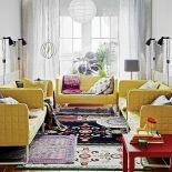 Jaką kanapę wybrać do salonu? Przede wszystkim wygodą i koniecznie we wzory i kolory zapożyczone z lasu, łąki, dżungli