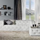 Jaką kanapę wybrać do salonu? Przede wszystkim wygodą i koniecznie we wzory i kolory zapożyczone z lasu, łąki, dżungli