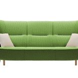 Jaką kanapę wybrać do salonu? Przede wszystkim wygodą i koniecznie we wzory i kolory zapożyczone z lasu, łąki, dżungli