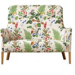 Jaką kanapę wybrać do salonu? Przede wszystkim wygodą i koniecznie we wzory i kolory zapożyczone z lasu, łąki, dżungli