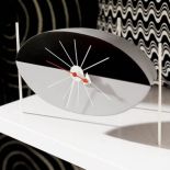 Jakby wisiał w powietrzu. EAST NEWS. Zegary, które zdobią