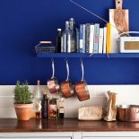 Jaki kolor ścian do białych mebli? Na przykład niebieski odcień Napoleonic Blue, anniesloan.com/pl