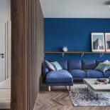 Salon w najmodniejszym kolorze 2020 roku – Classic Blue, aranżacja pracowni KODO Projekty i Realizacje