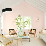 Salon w odcieniu różu First Light 2102-70 - kolorze roku 2020 marki Benjamin Moore