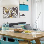 Nowoczesne wnętrze z biało-turkusowym salonem