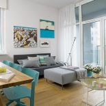 Jaki kolor dodatków będzie dobrze wyglądał w białym i minimalistycznie urządzonym mieszkaniu? Nowoczesne wnętrze stanie