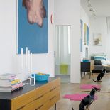 Nowoczesne wnętrze z biało-turkusowym salonem