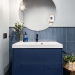 niebieskie meble do niebieskiej łazienki