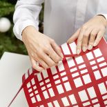 Jako ostatnie naklej najgrubsze paski - na górze i na samym dole donicy.