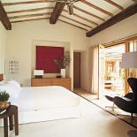 Jasna i prosta sypialnia z której możemy wyjść do ogrodu.