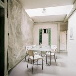 Jasną jadalnie akcentują zielone luksfery.