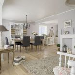 W oknach miejsce firan i zasłon powinny zająć rolety, a same okna przez większą część dnia powinny pozostawać całkowicie odsłonięte.