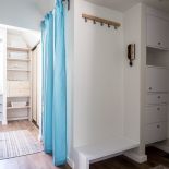 Jasna kolorystyka optycznie powiększa małe przestrzenie.