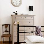 Jasna komoda pasuje do wystroju sypialni.