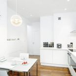 Jasna, minimalistyczna kuchnia. Minimalizm z odrobiną ciepła