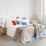 Sypialnia z kolorowymi akcentami.