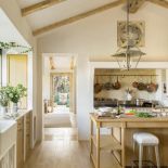 Brooke miała do wyboru – albo powiesi w kuchni półki, albo będzie miała wielkie okna na przestrzał. Dla pięknych