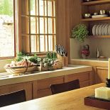 Jasne drewniane szafki świetnie pasują do kuchni.