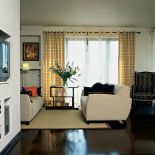 Jasne kanapy ustawiono naprzeciw siebie.