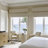 Jasne kolory i proste meble, a do tego sztukateria.