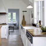 Jasne kolory i surowe spękane drewno są typowe dla stylu New England.