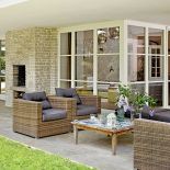 Jasne kolory, lniane i bawełniane tkaniny, kamień na posadzkach (belgijski), naturalne drewno (olejowany