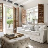 Jasne, miekkie kanapy, drewniane okiennice. W domu panuje totalna mieszanka stylów.