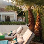 Jasne przestronne wnętrze, mnóstwo letnich kolorów, w oknach witraże. Dom w Hiszpanii to alternatywa na