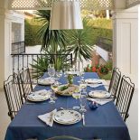 Jasne przestronne wnętrze, mnóstwo letnich kolorów, w oknach witraże. Dom w Hiszpanii to alternatywa na