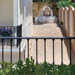 Jasne przestronne wnętrze, mnóstwo letnich kolorów, w oknach witraże. Dom w Hiszpanii to alternatywa na