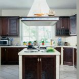 Jasne wnętrze - kontrastują ciemne szafki.