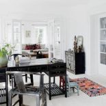 Jasne wnętrze z ciemnymi meblami. Kolekcjonerka chińskich skarbów