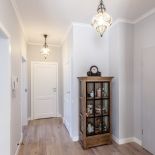 Jasno i przestronnie: korytarz bez mebli.