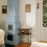 Jasnobłękitny piec kaflowy