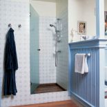 Jasnoniebieskie panele w wiktoriańskim stylu.