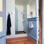 Jasnoniebieskie panele w wiktoriańskim stylu.