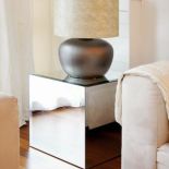 Jasny abażur komponuje się z wystrojem salonu.